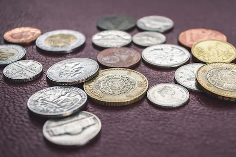 monedas simbolizando eficiencia y gestión de costos para contabilidad asesoria financiera ecuador