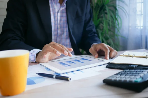 Se realiza análisis de ingresos y gastos con indicadores financieros para determinar el estado del negocio.