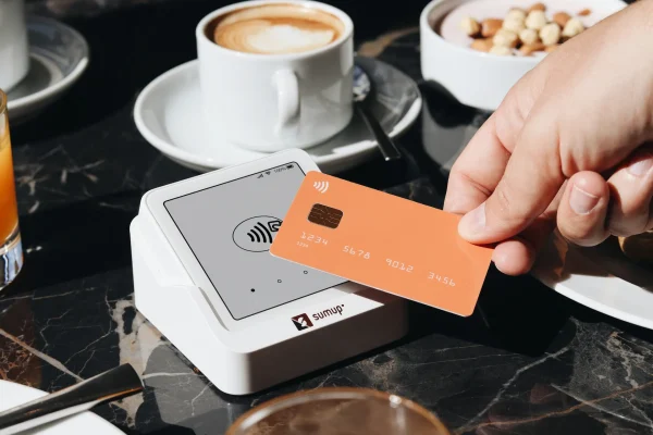 Cliente paga su café con la tarjeta de crédito e internamente se genera la facturación electrónica que le llegará al correo electrónico del cliente.