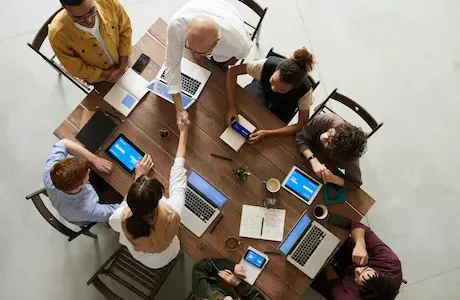 consultores tributarios ecuador discutiendo estrategias de negocio