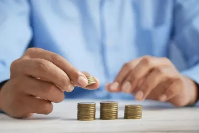 manos apilando monedas para planificacion de contabilidad asesoria financiera ecuador